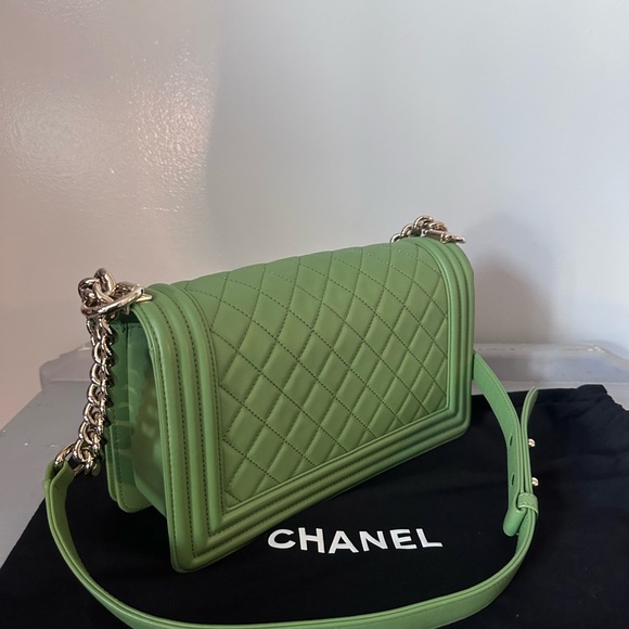 Chanel 19P green lambskin quilted medium boy bag with light gold hardware - Picture 3 of 10